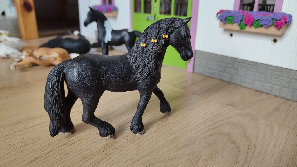 Schleich Friese merrie 42437, Ophalen of Verzenden, Zo goed als nieuw