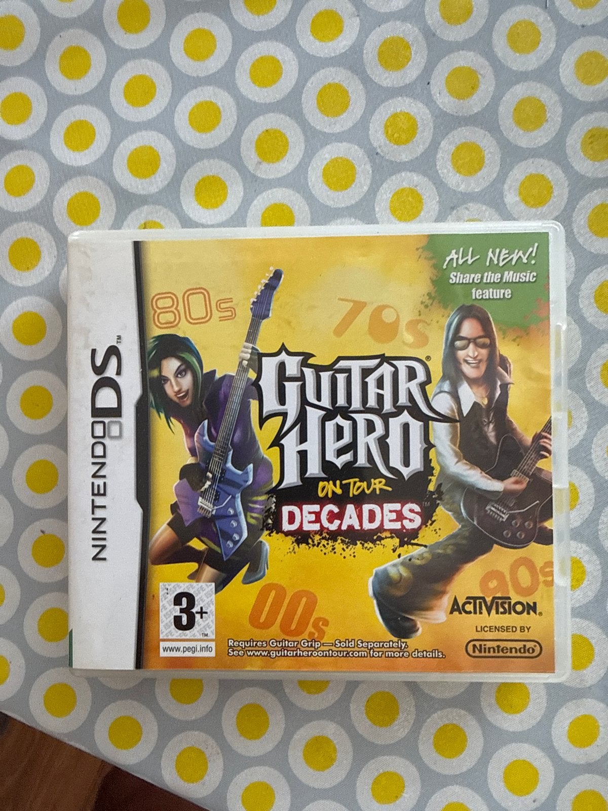 Nintendo Guitar Hero On Tour Decades compleet met grip, Spelcomputers en Games, Games | Nintendo DS, Muziek, 1 speler, Ophalen of Verzenden