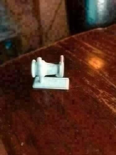 Miniatuur naaimachine voor poppenhuis, Ophalen of Verzenden, Gebruikt, Apparaten