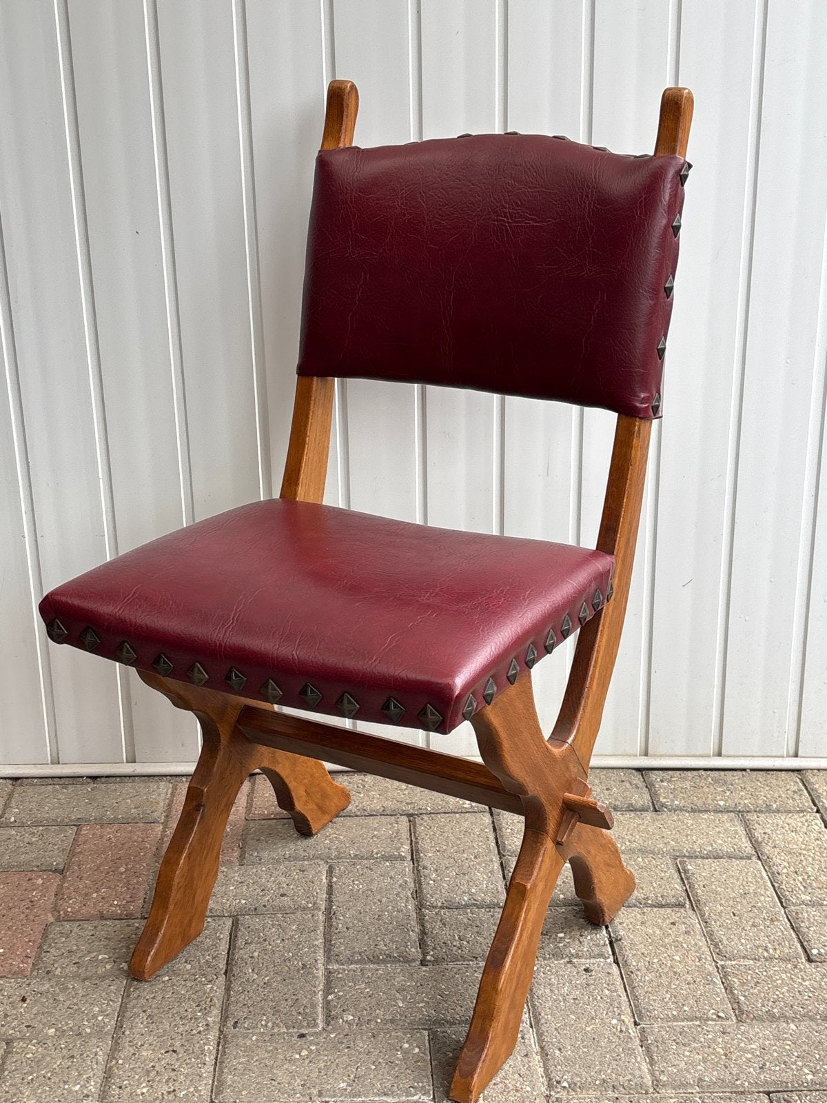 Vintage houten stoel met rood kunstleer en siernagels (4 st), Antiek en Kunst, Ophalen