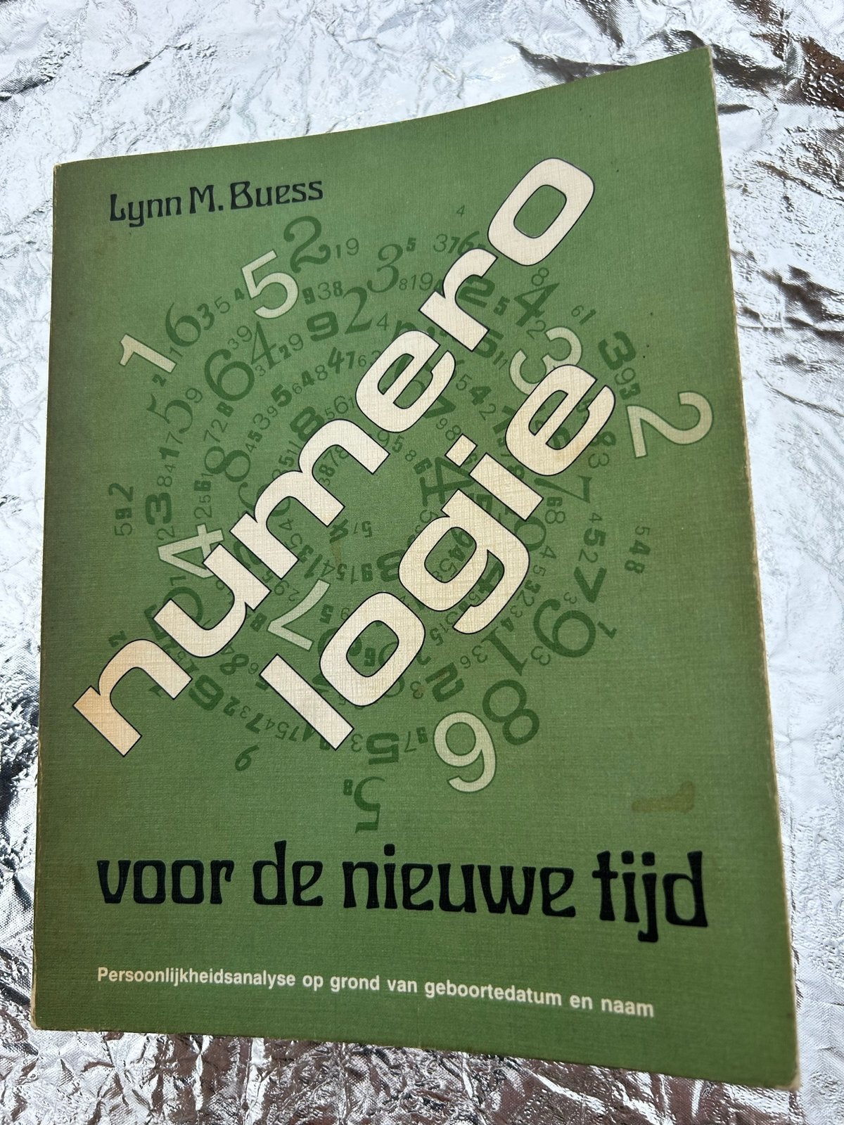 Numerologie voor de nieuwe tijd - Lynn M. Buess, Boeken, Ophalen of Verzenden, Gelezen, Spiritualiteit algemeen, Achtergrond en Informatie
