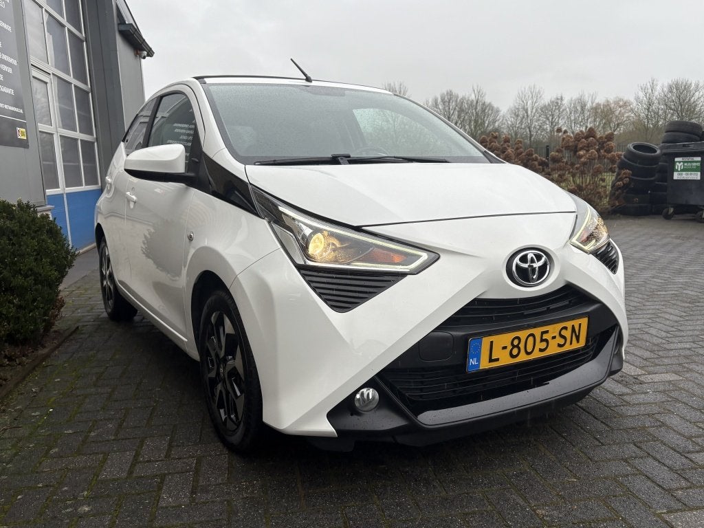 Toyota Aygo 1.0 VVT-i x-joy cab CARPLAY-SCHUIFDAK-CAMERA-BTW, Auto's, Dealer onderhouden, Gebruikt, Euro 6, 4 stoelen
