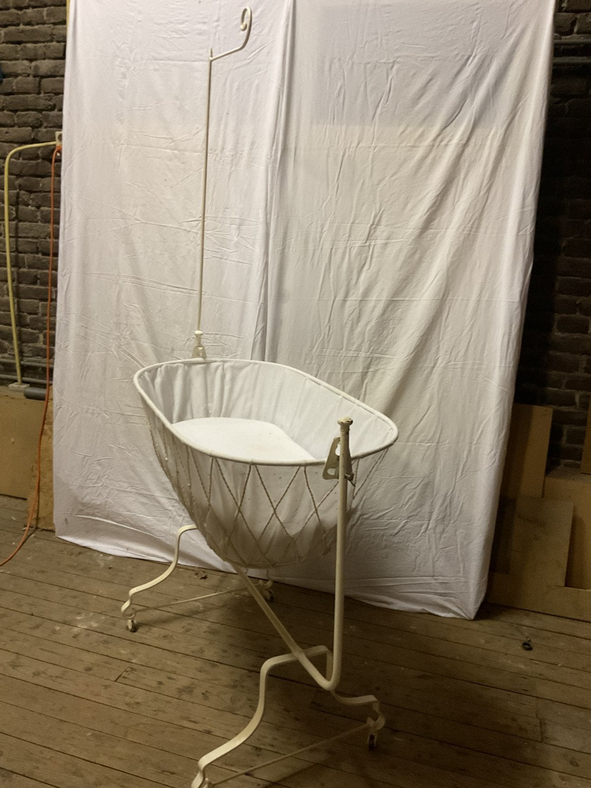 Antieke kinderwieg op wieltjes, Ophalen, Gebruikt, Wieg