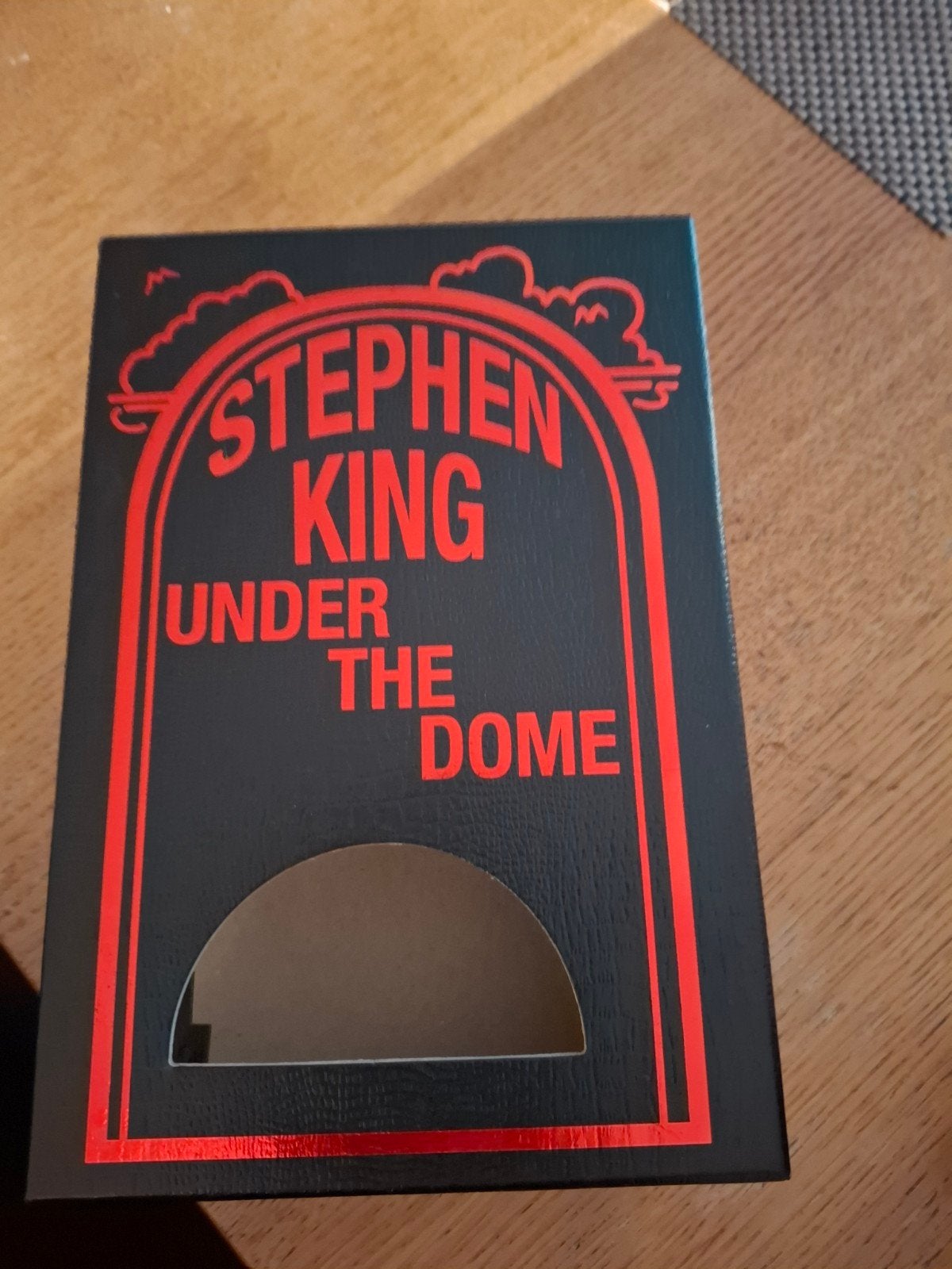 Stephen King - Under the Dome (lege box), Boeken, Verzenden, Zo goed als nieuw, Stephen King, Nederland