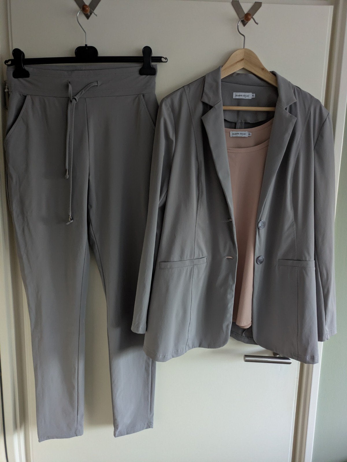 Nicolette Kluijver ligt grijs/ligt roze travelstof pak set., Kleding | Dames, Maat 46/48 (XL) of groter, Zo goed als nieuw, Nicolette Kluijver