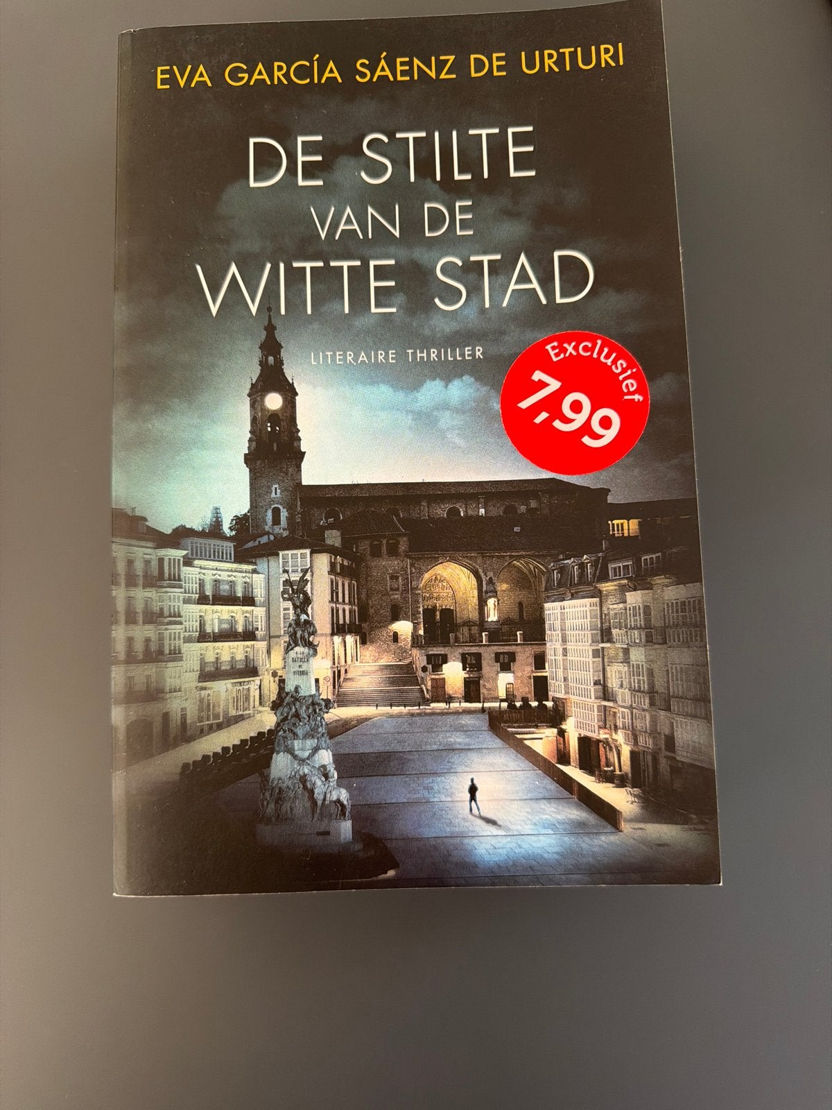 De Stilte van de Witte Stad - Eva García Sáenz de Urturi, Ophalen of Verzenden, Zo goed als nieuw, Europa overig