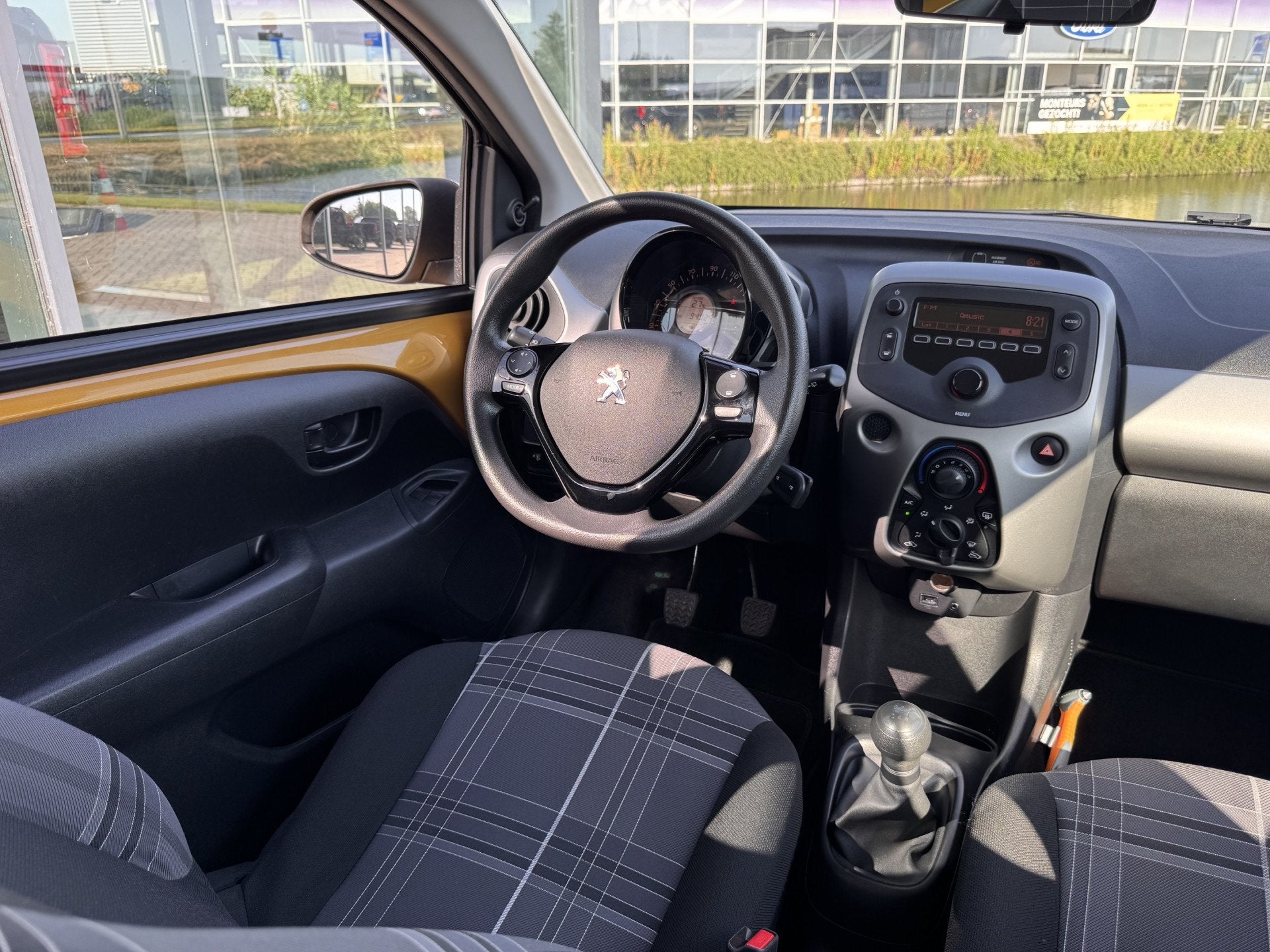 Foto 3 van Peugeot 108 1.0 e-VTi Active | Airco | Nugget Yellow