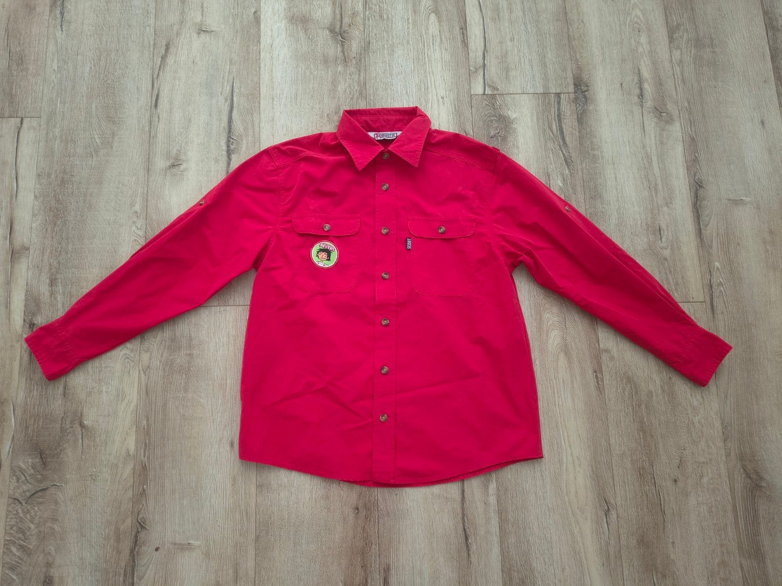 Mooie rode scoutingblouse, Bever uniform, Scoutfit, maat 146, Verzamelen, Scouting, Zo goed als nieuw, Kleding, Ophalen of Verzenden