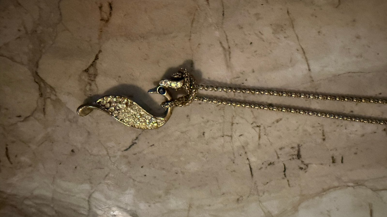Gouden ketting met zwaan hanger en strass steentjes, Gebruikt, Ophalen of Verzenden, Goud, Overige materialen