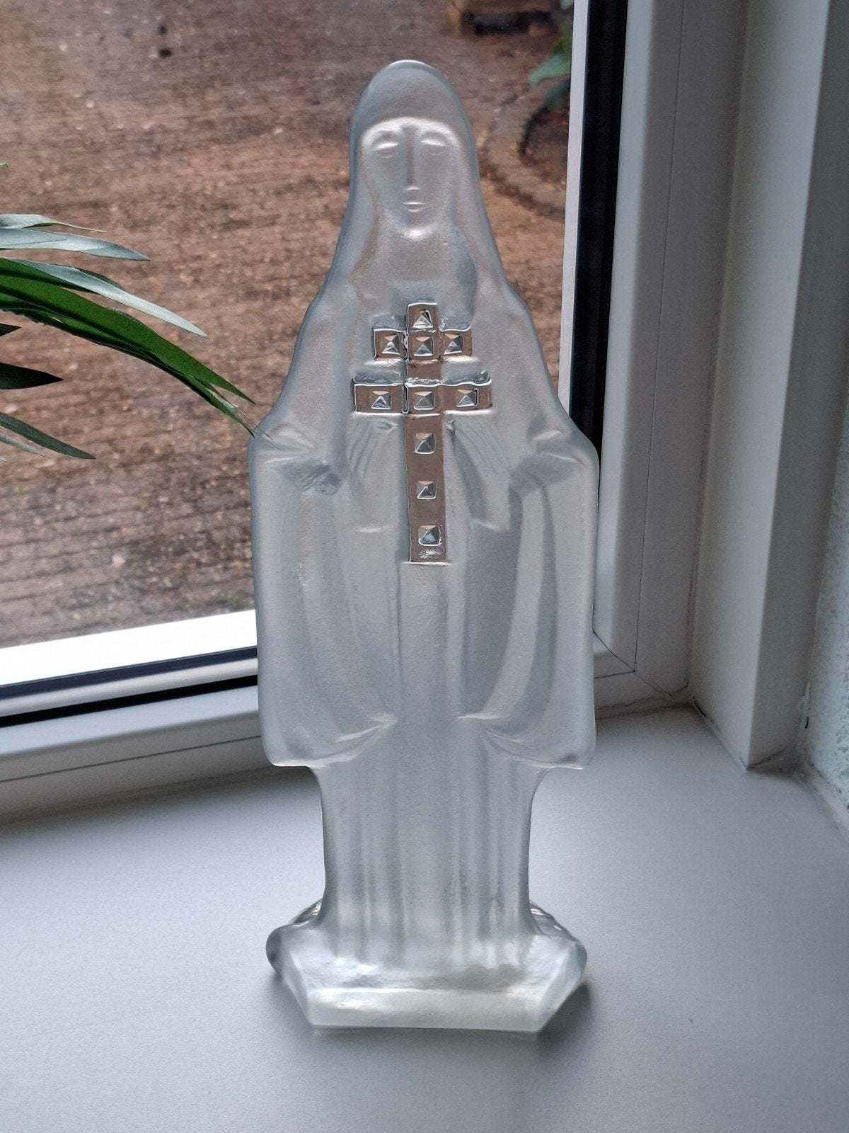 Glazen madonna, Ophalen