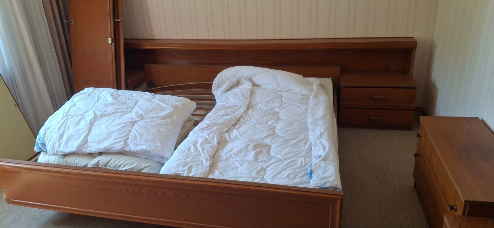 Gratis groot bed met nachtkastjes, Ophalen, Zo goed als nieuw, Tweepersoons