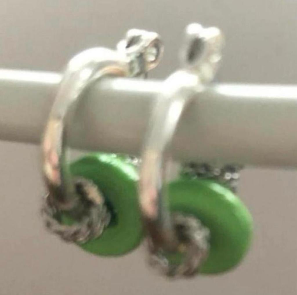 APARTE ZILVERKLEURIGE GROENE OORBELLEN NIEUW, Ophalen of Verzenden, Nieuw, Overige materialen, Hangers