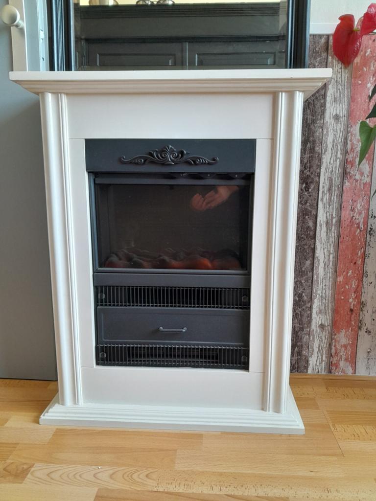 Goedwerkende kachel warm en koude lucht. Sfeerhaard, Huis en Inrichting, Haarden, Ophalen, Vrijstaande haard, Elektrische haard
