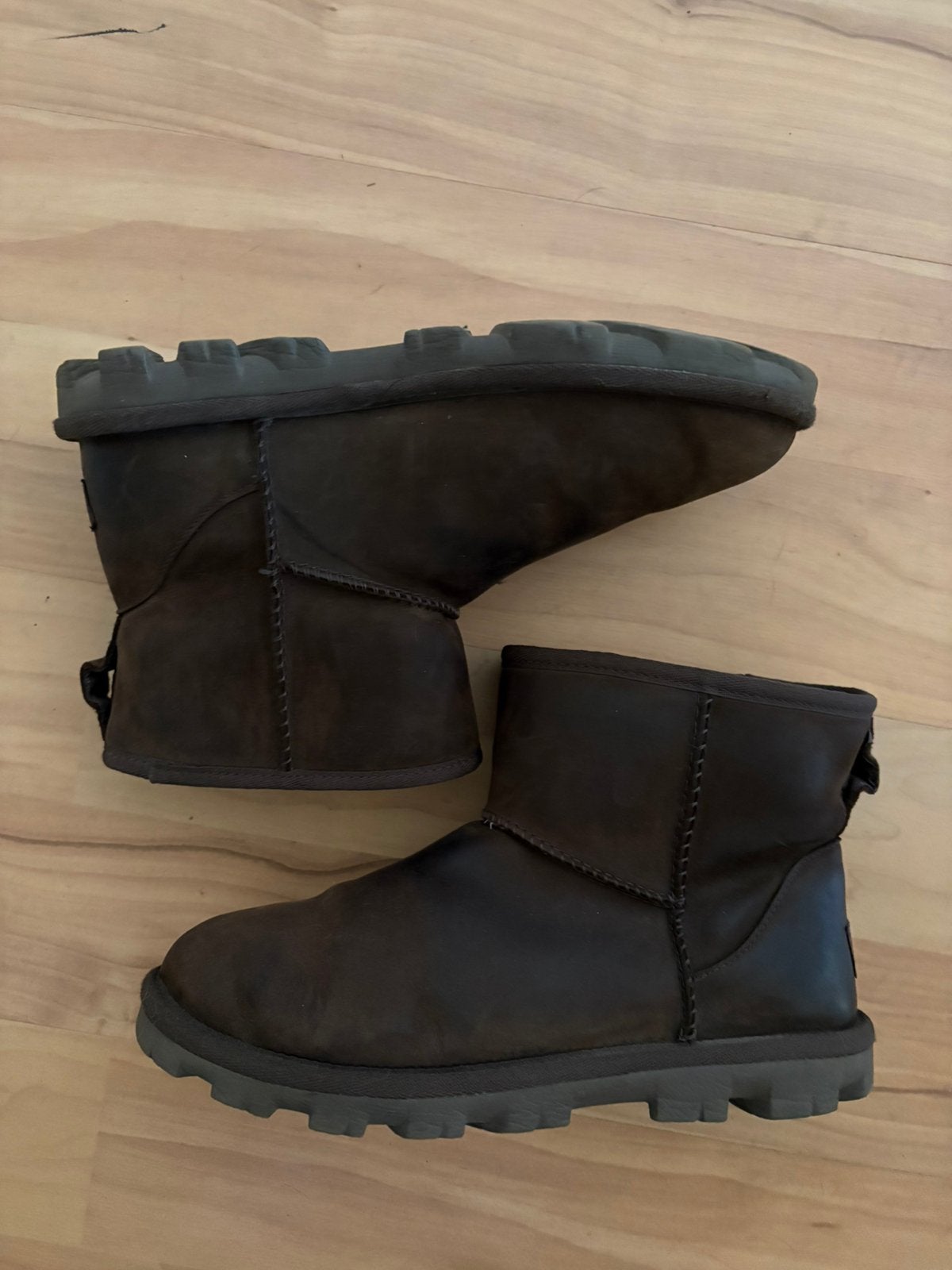 Originele bruine leren Ugg mini essential mt 38, Ophalen of Verzenden, Gedragen, Bruin, Lage of Enkellaarzen
