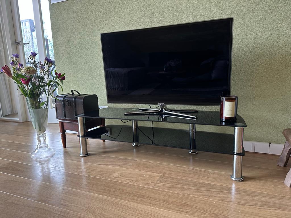 GRATIS TV meubel glas met chromen poten, Huis en Inrichting, Kasten | Televisiemeubels, 100 tot 150 cm, Ophalen of Verzenden, Zo goed als nieuw