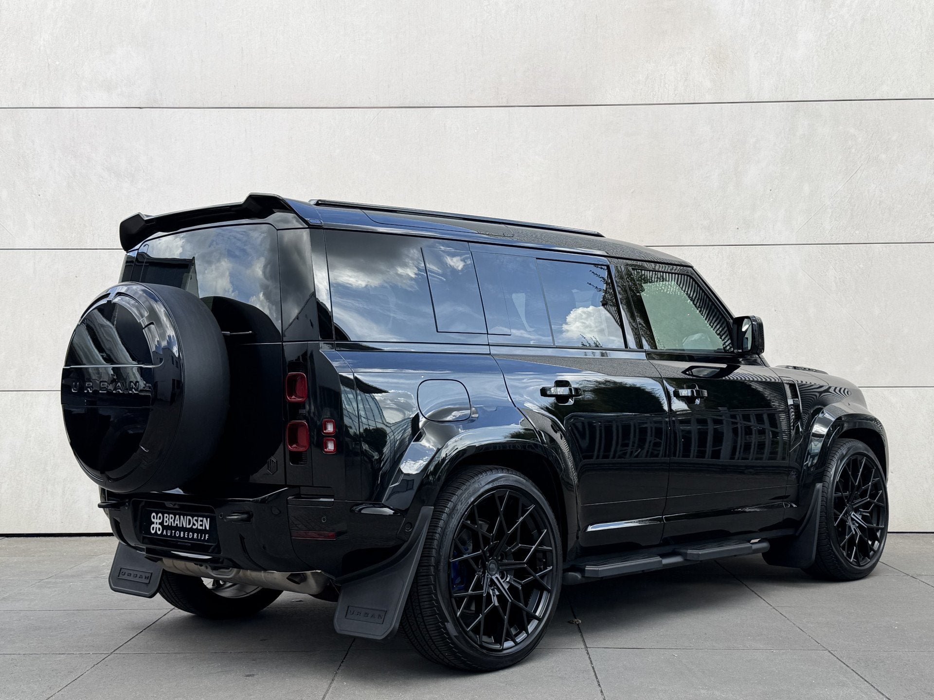 Land Rover Defender 110 2.0 P300e 110 X-Dynamic HSE Urban Pa, Auto's, Land Rover, Automaat, Gebruikt, Euro 6, 15 kWh