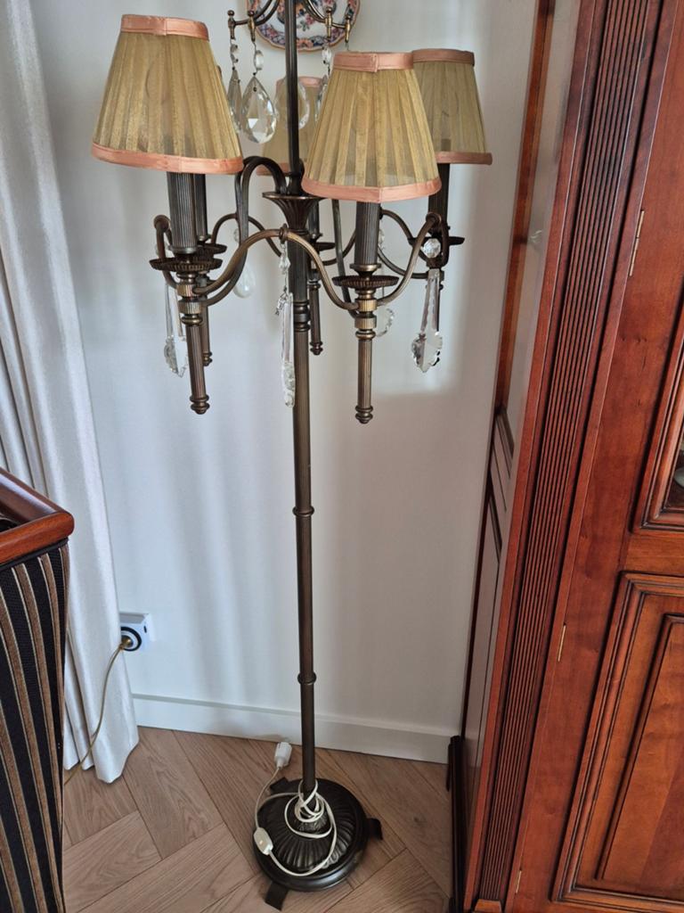bronzen staande lamp met kristallen en stoffen kappen, Ophalen, Gebruikt, Klassiek, Overige materialen