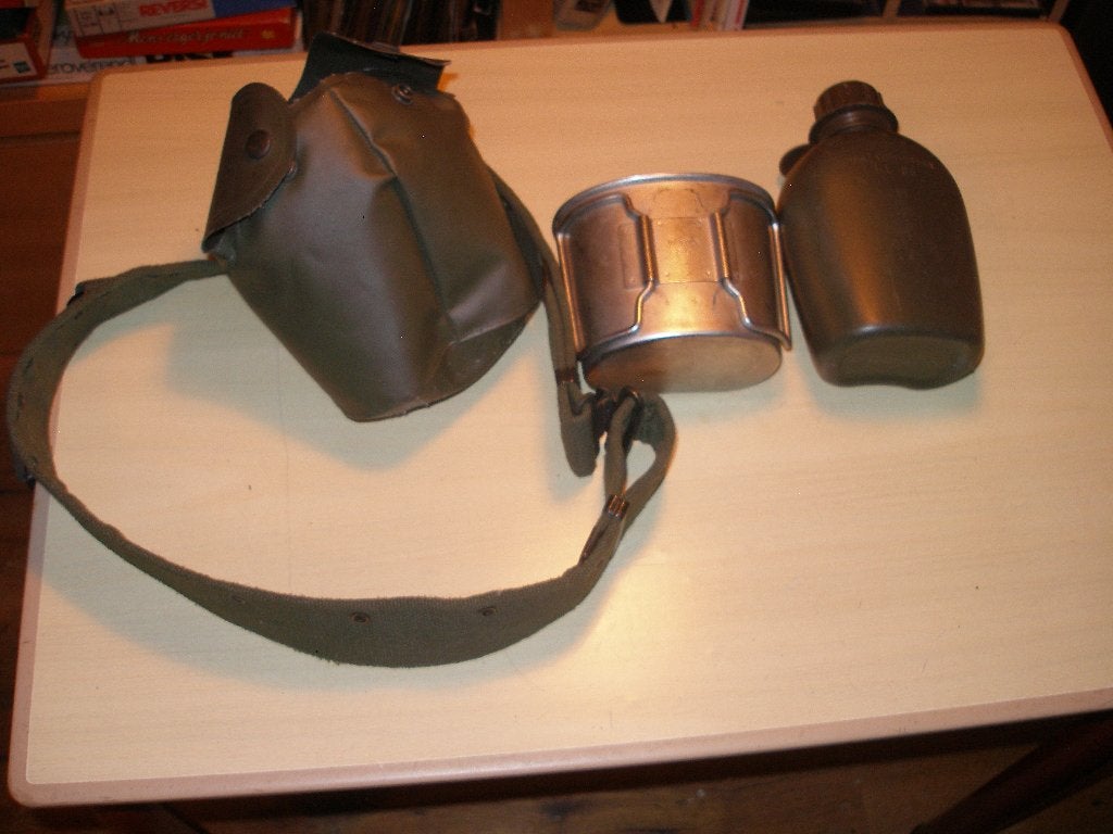 Koppelriem met veldfles, hoes en beker, Ophalen of Verzenden, Landmacht, Nederland, Overige typen