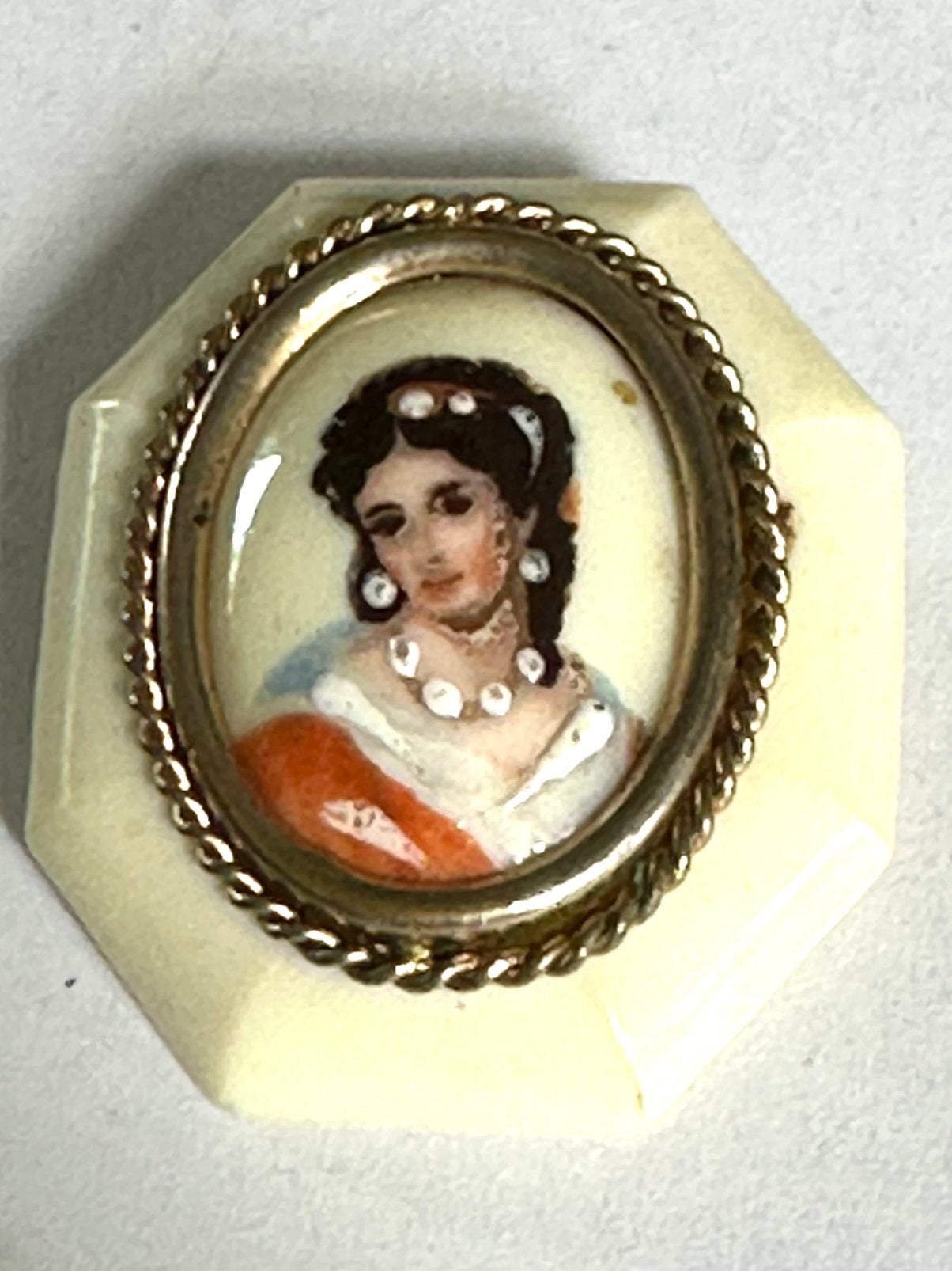 Vintage. broche Limoges made in France, Sieraden, Tassen en Uiterlijk, Verzenden, Gebruikt, Minder dan 4 cm, Overige materialen