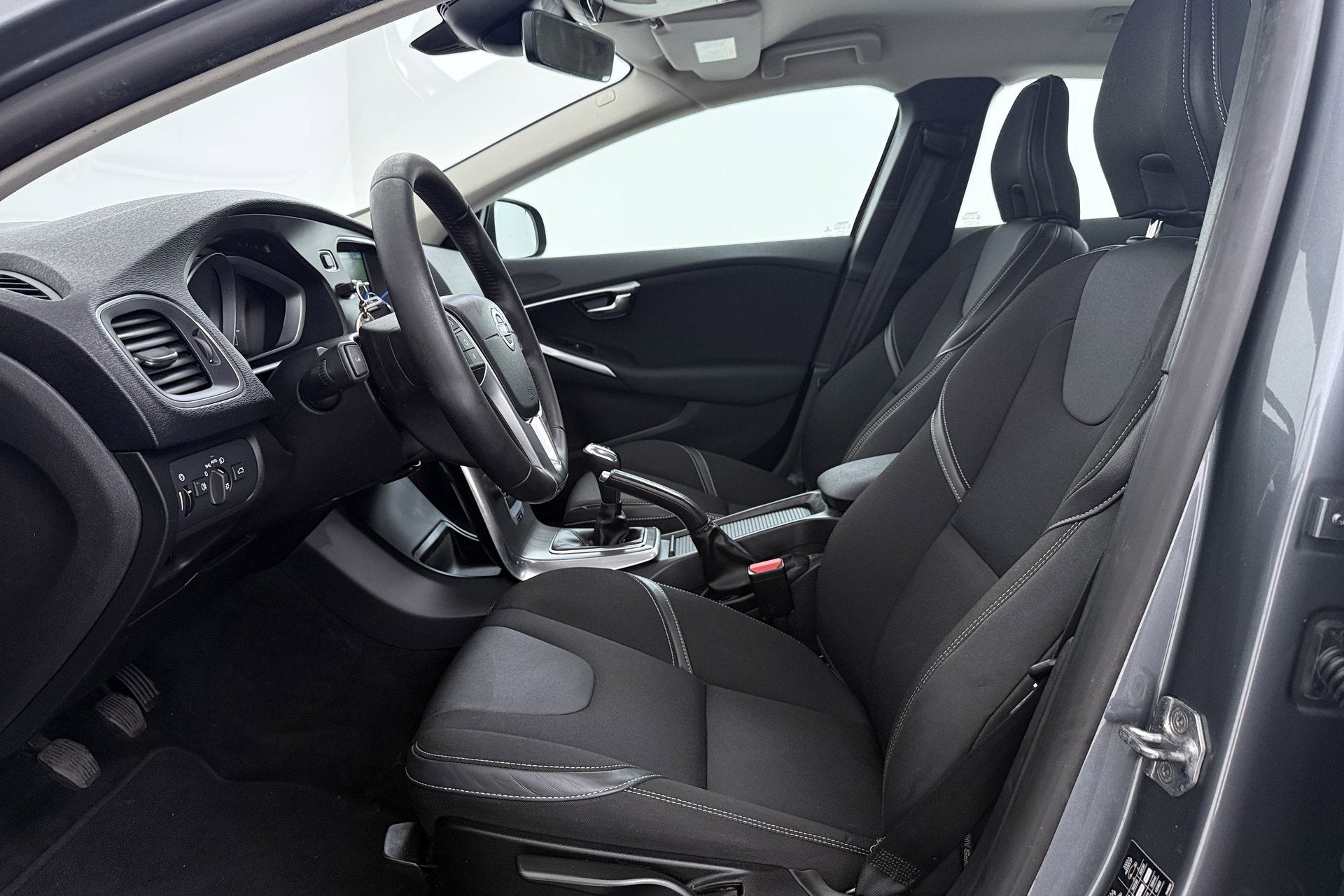 Volvo V40 2.0 T3 Nordic+ | Org NL | 51.000 KM! | Xenon | Sto, Voorwielaandrijving, Gebruikt, 4 cilinders, Leder en Stof