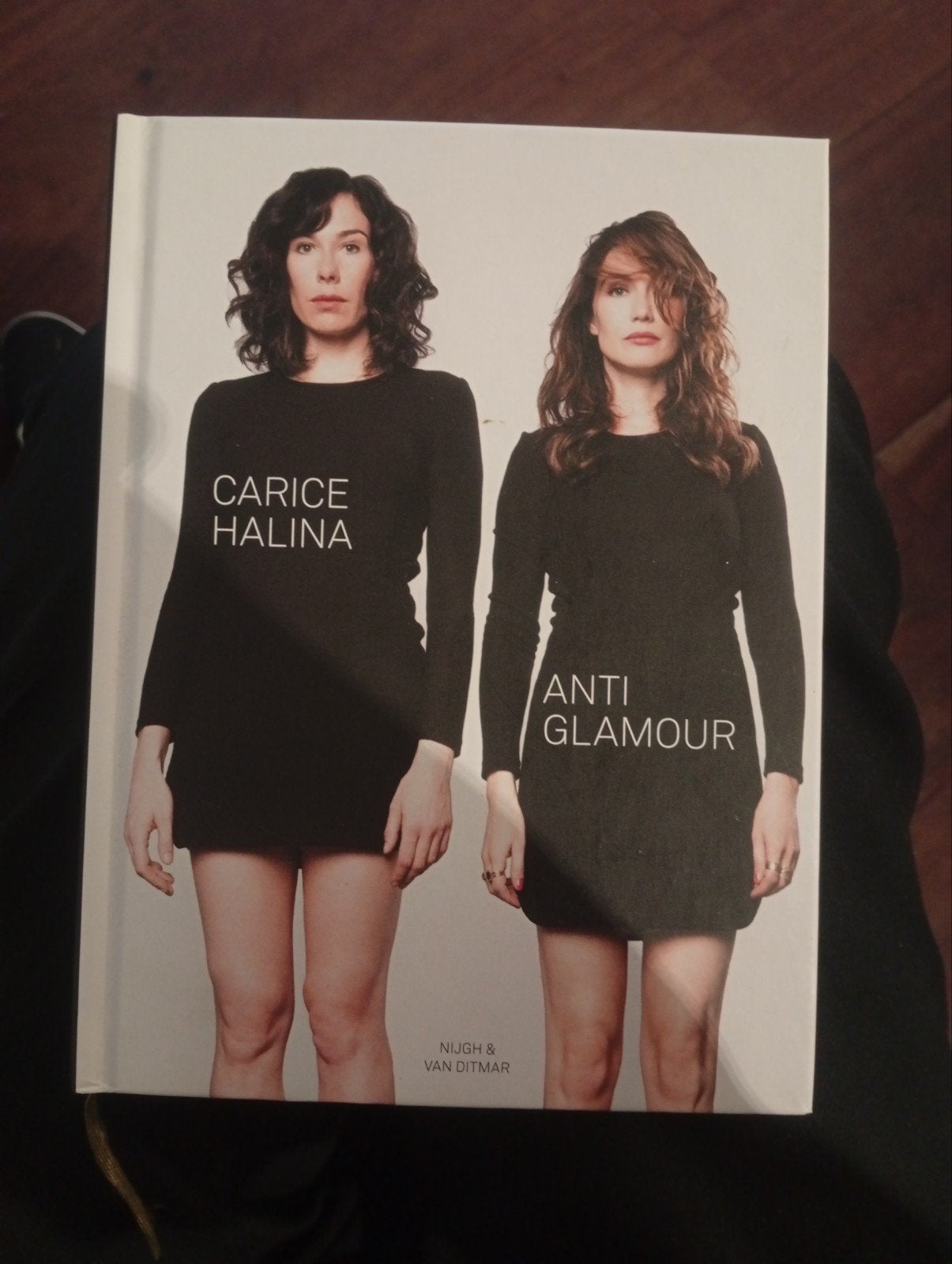 Carice Halina Anti Glamour Boek - Nieuwstaat, Ophalen of Verzenden, Zo goed als nieuw, Carice van Houten, Halina Reijn, Nederland