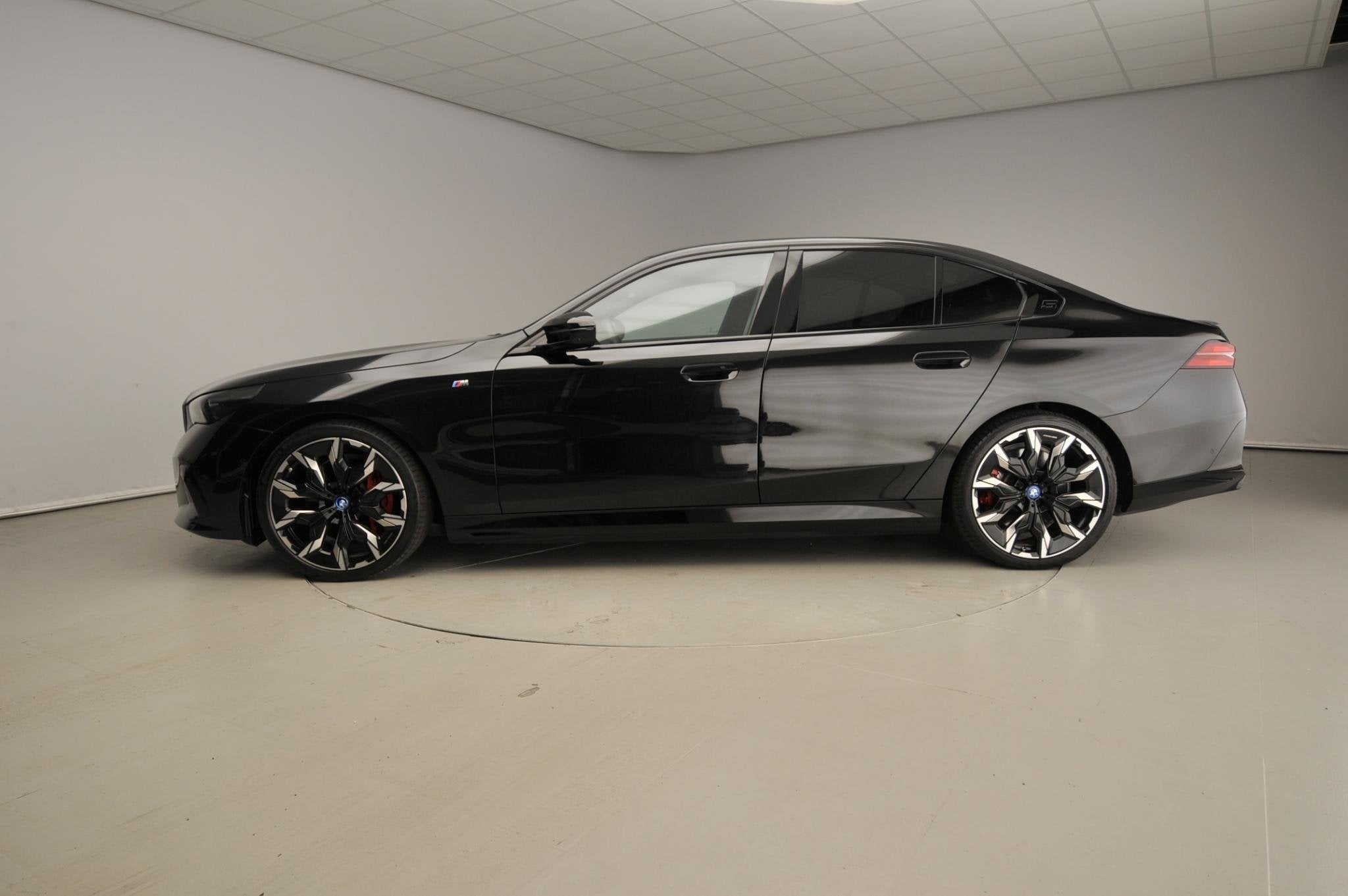 BMW i5 M60 xDrive | M-Sportpakket | LED | Leder | HUD | Acti, Auto's, Automaat, 514 km, Gebruikt, Zwart