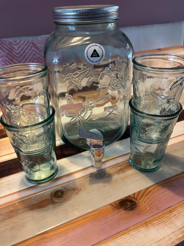 Glazen drankdispenser met 4 relief glazen €10, Ophalen of Verzenden, Zo goed als nieuw, Overige typen