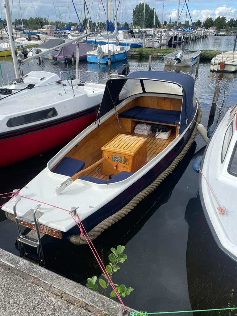 Stalen vlet / sloep 5,7m met binnenboord motor, Watersport en Boten, Sloepen, Gebruikt, Staal, Binnenboordmotor, 10 pk