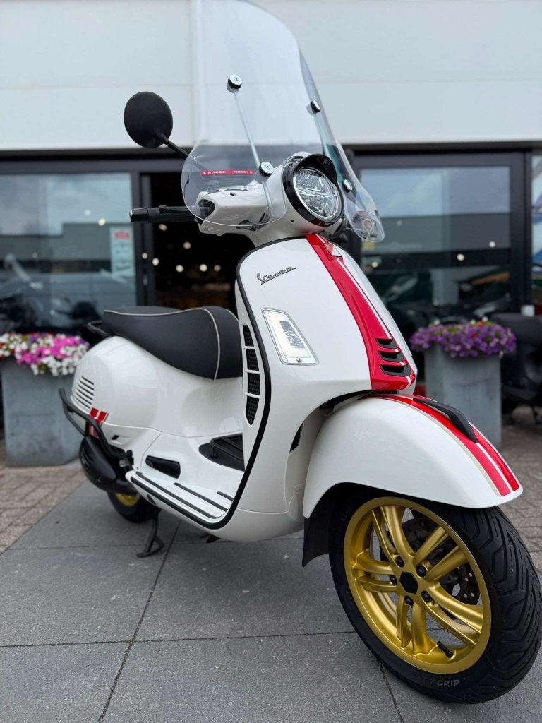 Vespa GTS 300 cc Racing Sixteen