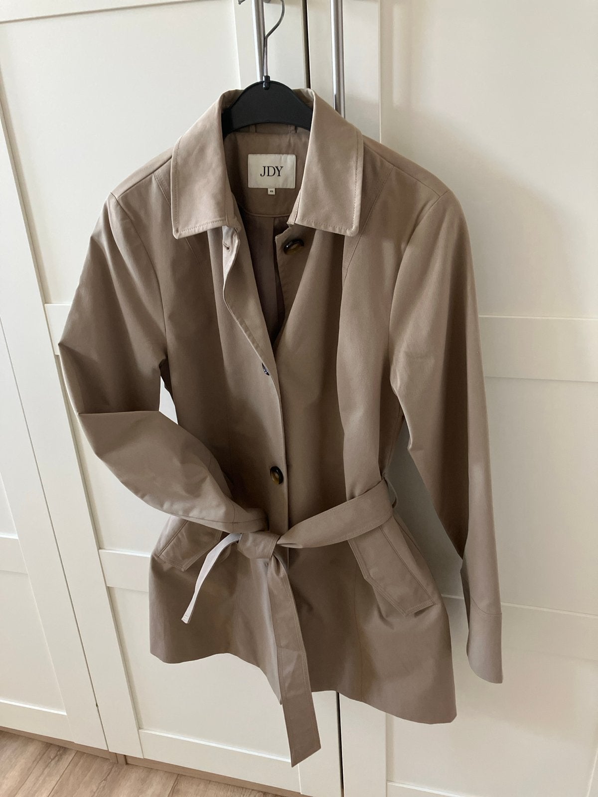 Nieuwe JDY trenchcoat XS zandkleur met steekzakken, Ophalen of Verzenden, Nieuw, Maat 34 (XS) of kleiner, Beige