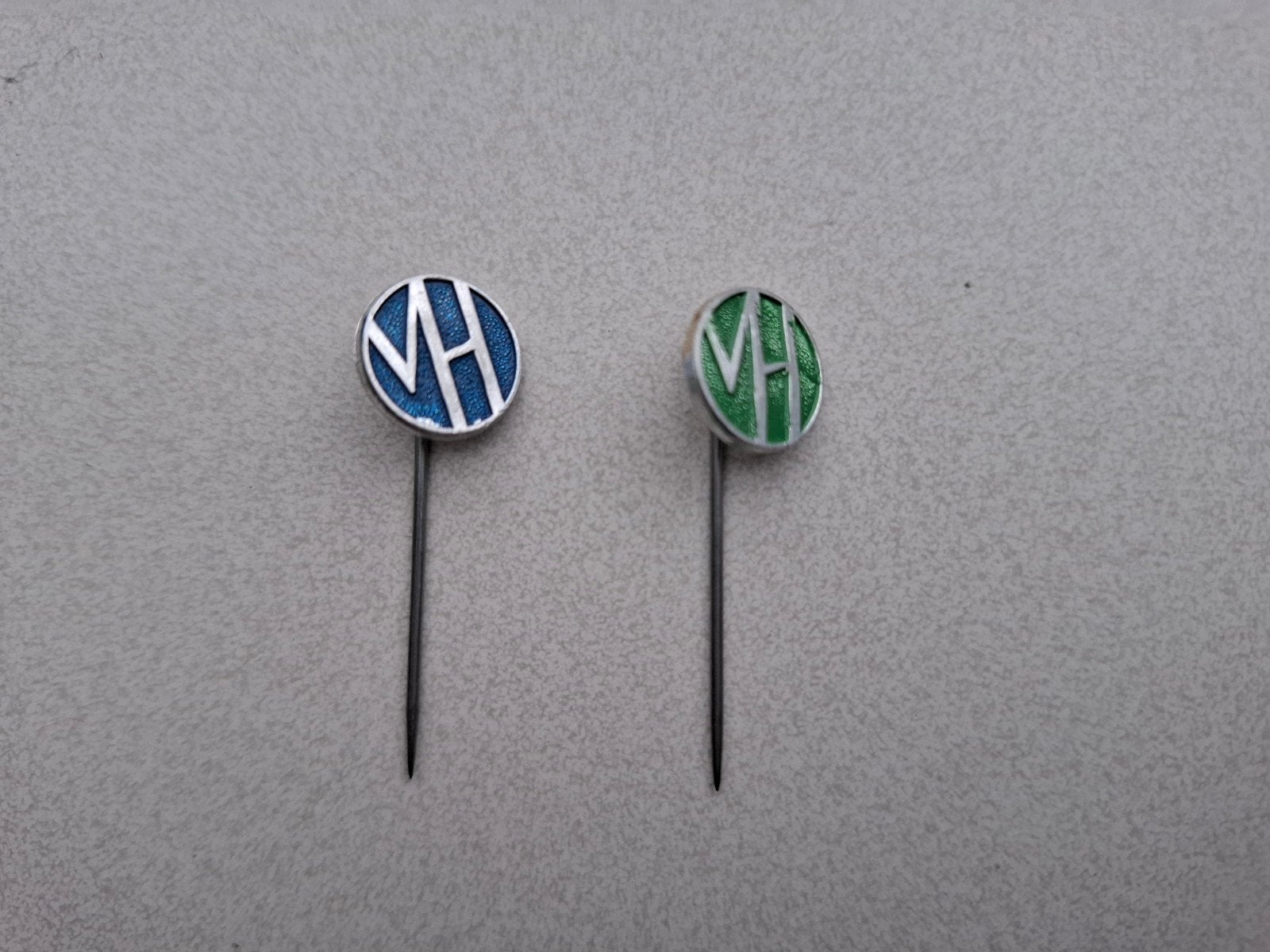 Vintage speldje pin prikker van Houten groen  en blauw, Ophalen of Verzenden