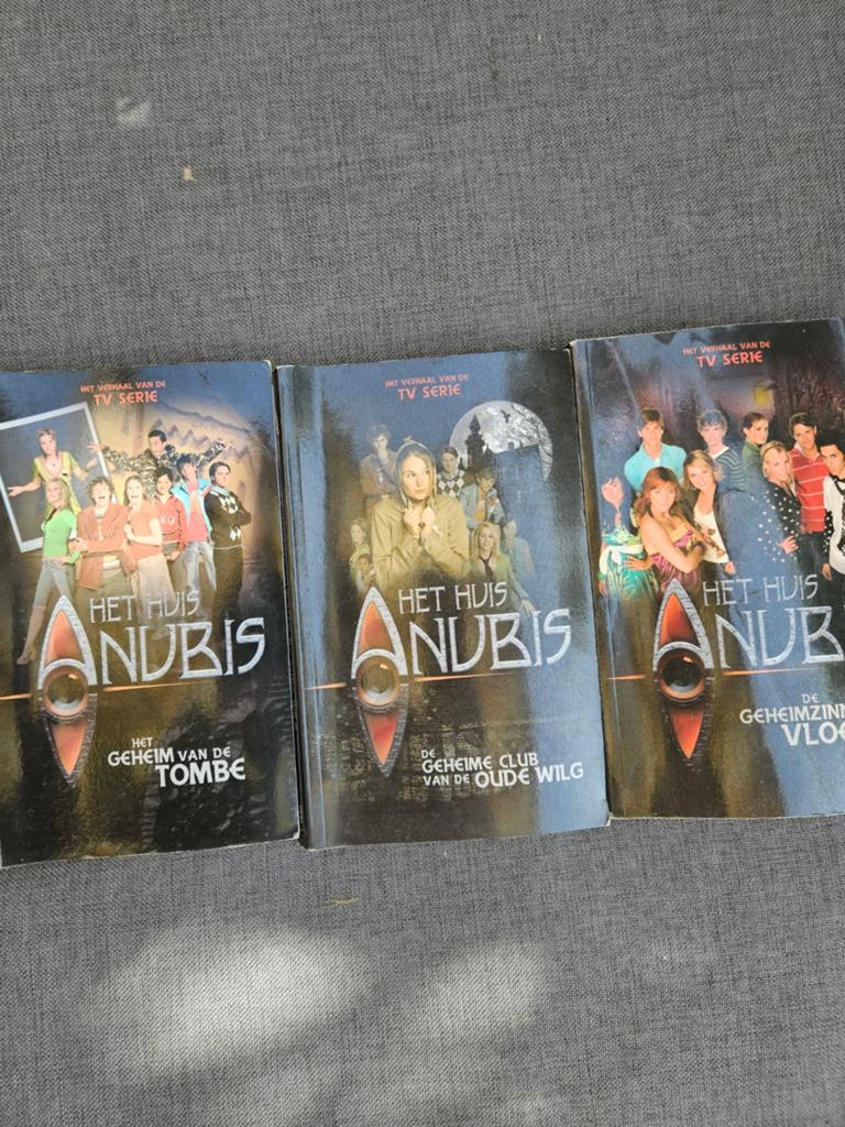 Het Huis Anubis boeken - 3 delen (kleine beschadiging), Ophalen of Verzenden, Gelezen, Fictie
