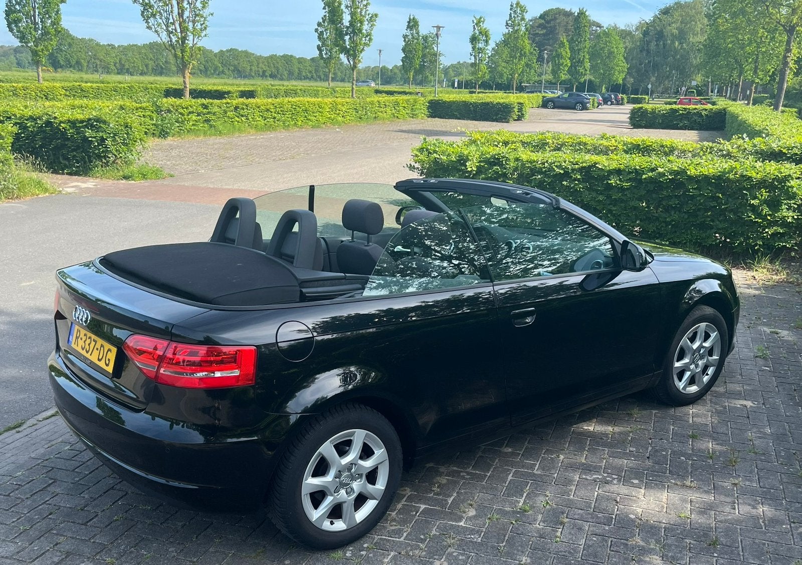 Audi A3 1.6 75KW Cabrio 2008 Zwart, Auto's, Audi, Stof, Zwart, 4 cilinders, 4 stoelen