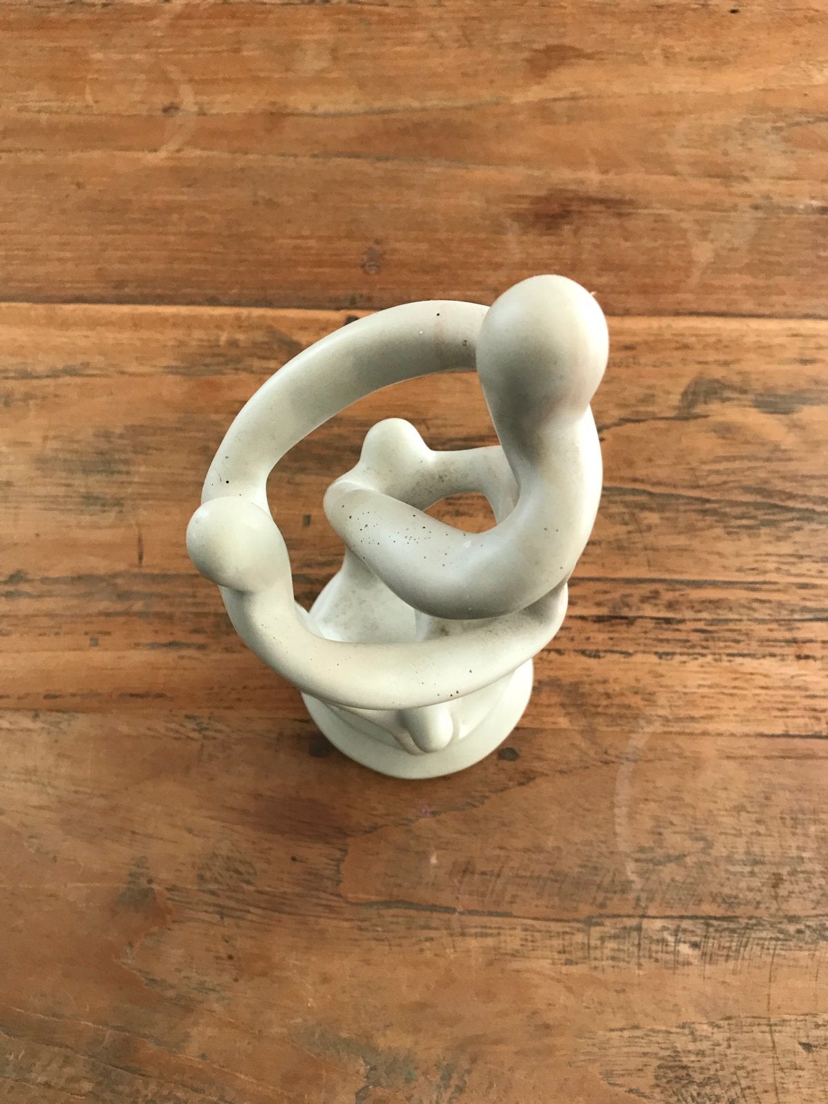 Abstracte sculptuur van familie in omhelzing, Antiek en Kunst, Groep mensen, Minder dan 20 cm, Ophalen of Verzenden, Handgemaakt