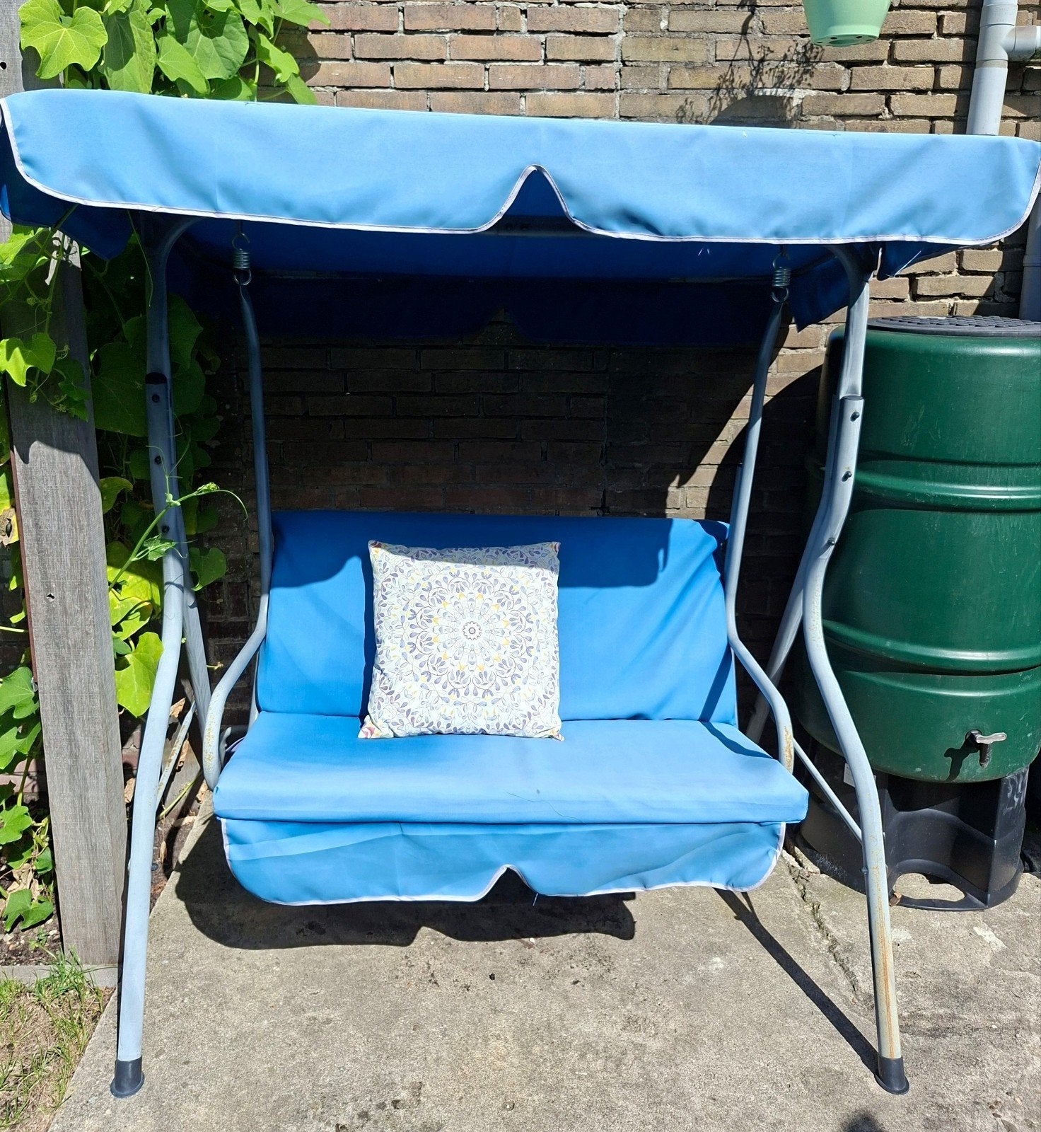 Schommelbank met blauwe kussens en dakje, Ophalen, Gebruikt, Metaal, Schommelbank