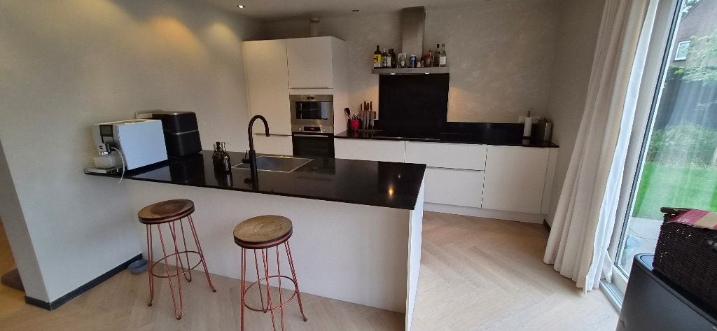 Moderne mat witte eilandkeuken GEDEMONTEERD