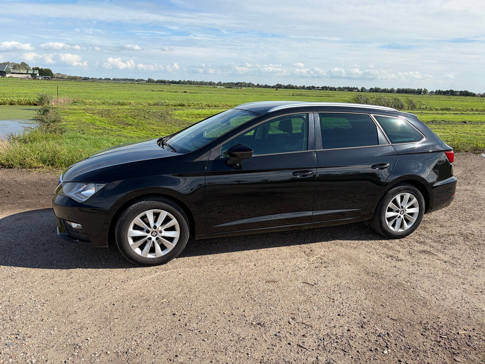 Seat Leon Sportstourer | Trekhaak | APK 01-2028, Dealer onderhouden, Stof, 1498 cc, Zwart
