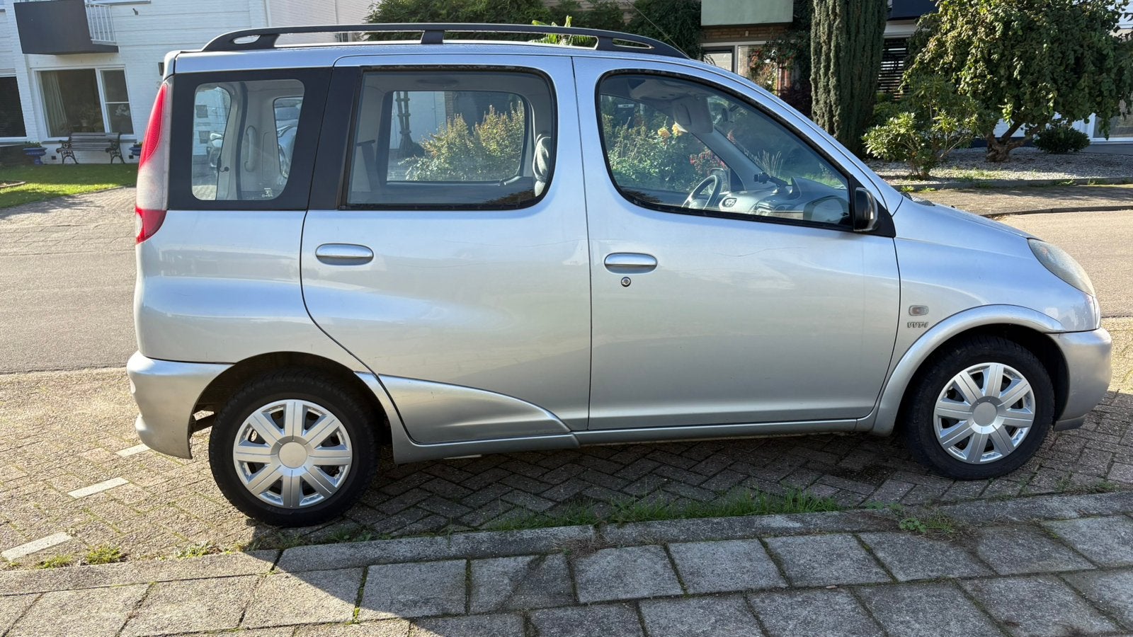 Toyota Yaris Verso 1.3 16V Vvti 2001 Grijs. Airco, trekhaak., Voorwielaandrijving, 1299 cc, 15 km/l, 40 €/maand