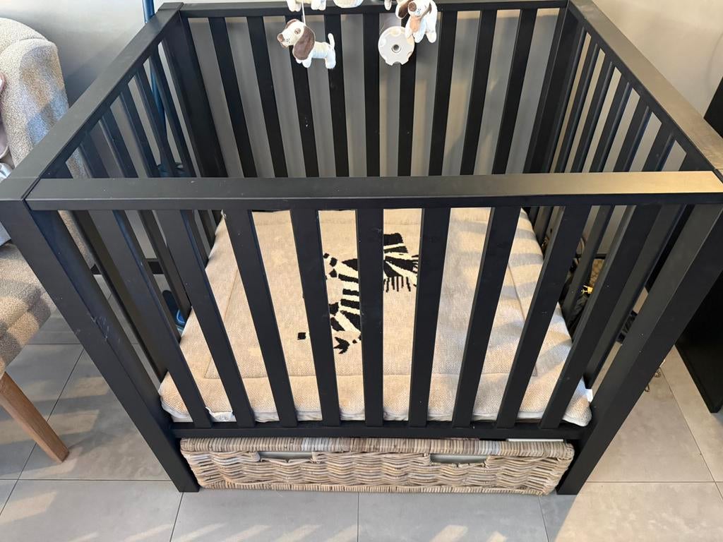 Zwarte babybox met rietenlade, Ophalen, Zo goed als nieuw, Lade