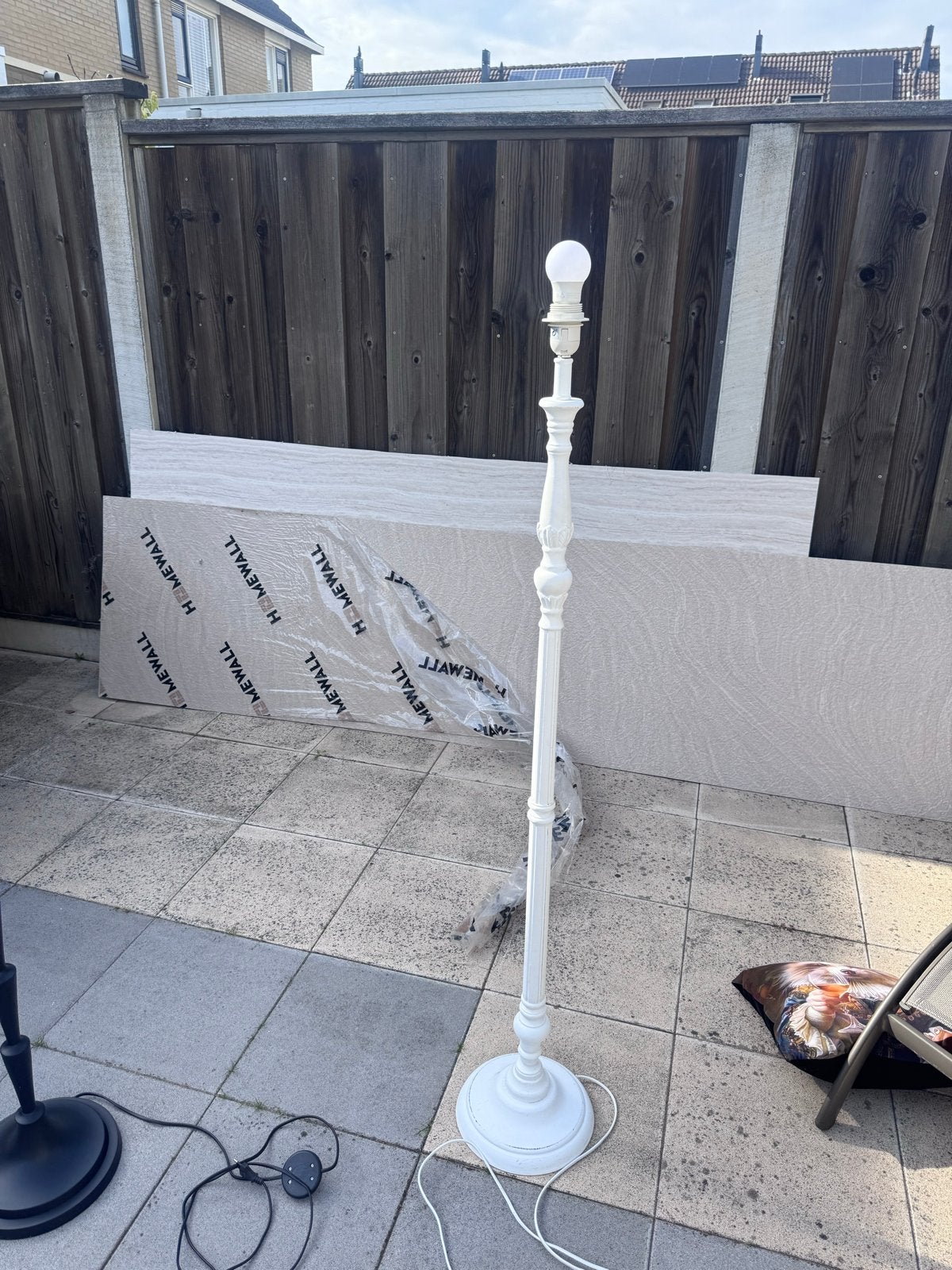 Witte vloerlamp met klassieke details, Huis en Inrichting, Ophalen, Gebruikt, E27 (groot), 150 tot 200 cm