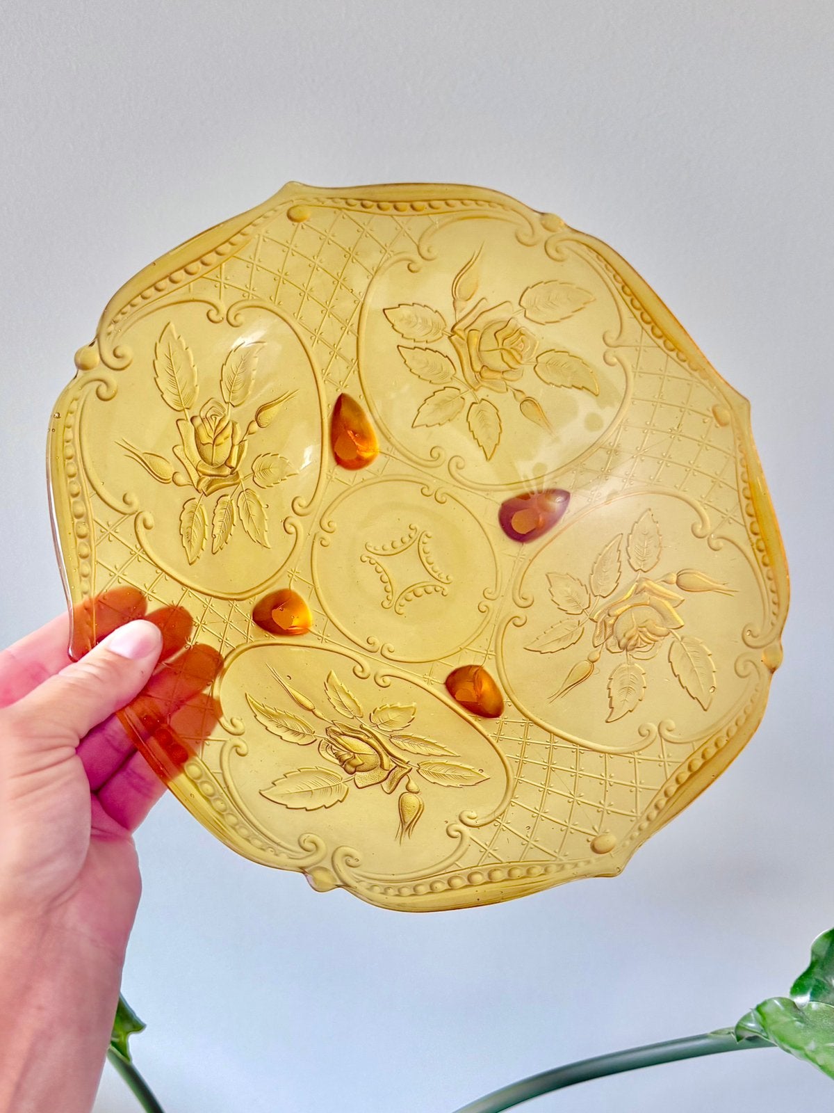 Vintage amberkleurig persglas fruitschaal met rozen, Ophalen of Verzenden