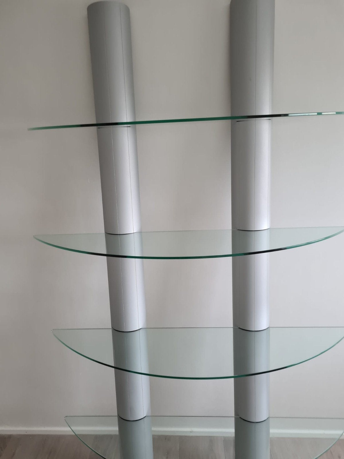 Wandmeubel zilvergrijs met 4 glasplaten en verlichting., Ophalen, Zo goed als nieuw, Glas