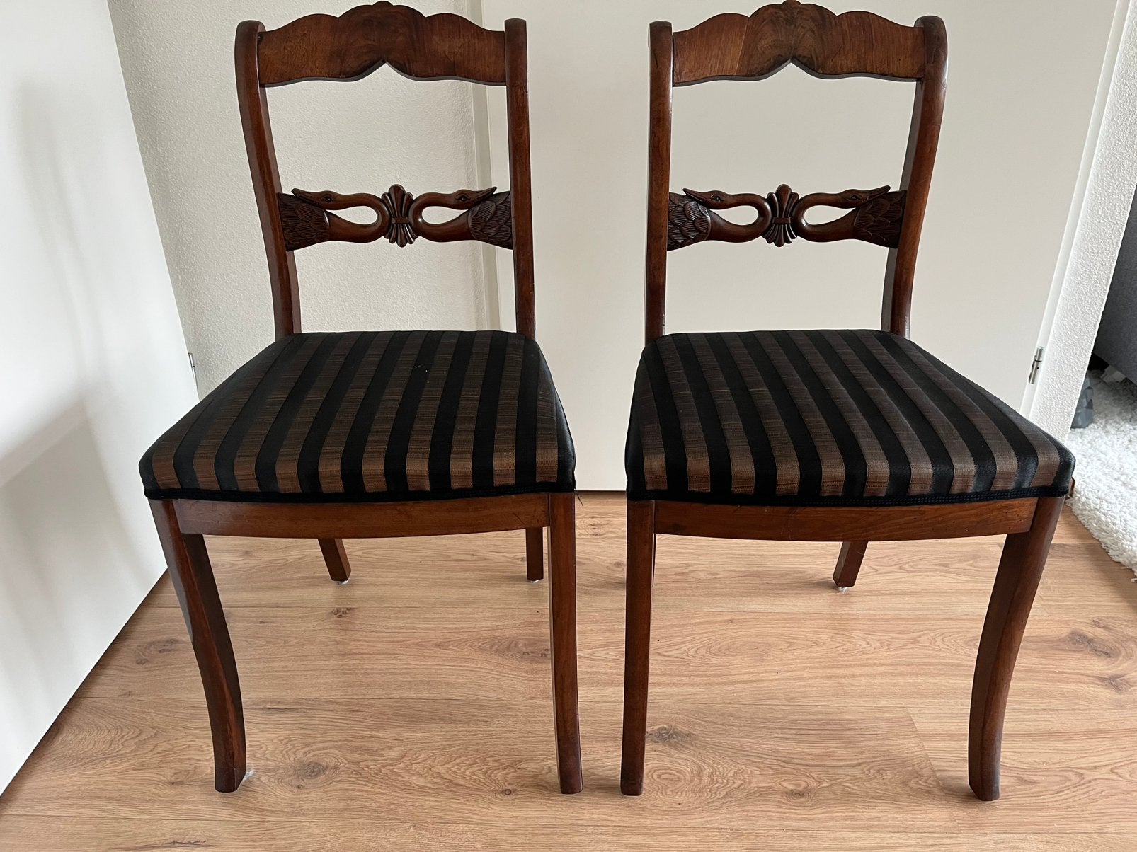 Antieke stoelen met zwaan, Ophalen