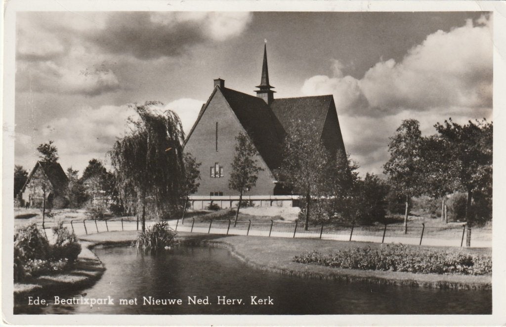 Ede (Gld.) - Beatrixpark met Nieuwe Ned. Herv. Kerk, ca.1954, Verzamelen, Ophalen of Verzenden, 1940 tot 1960, Gelopen, Gelderland