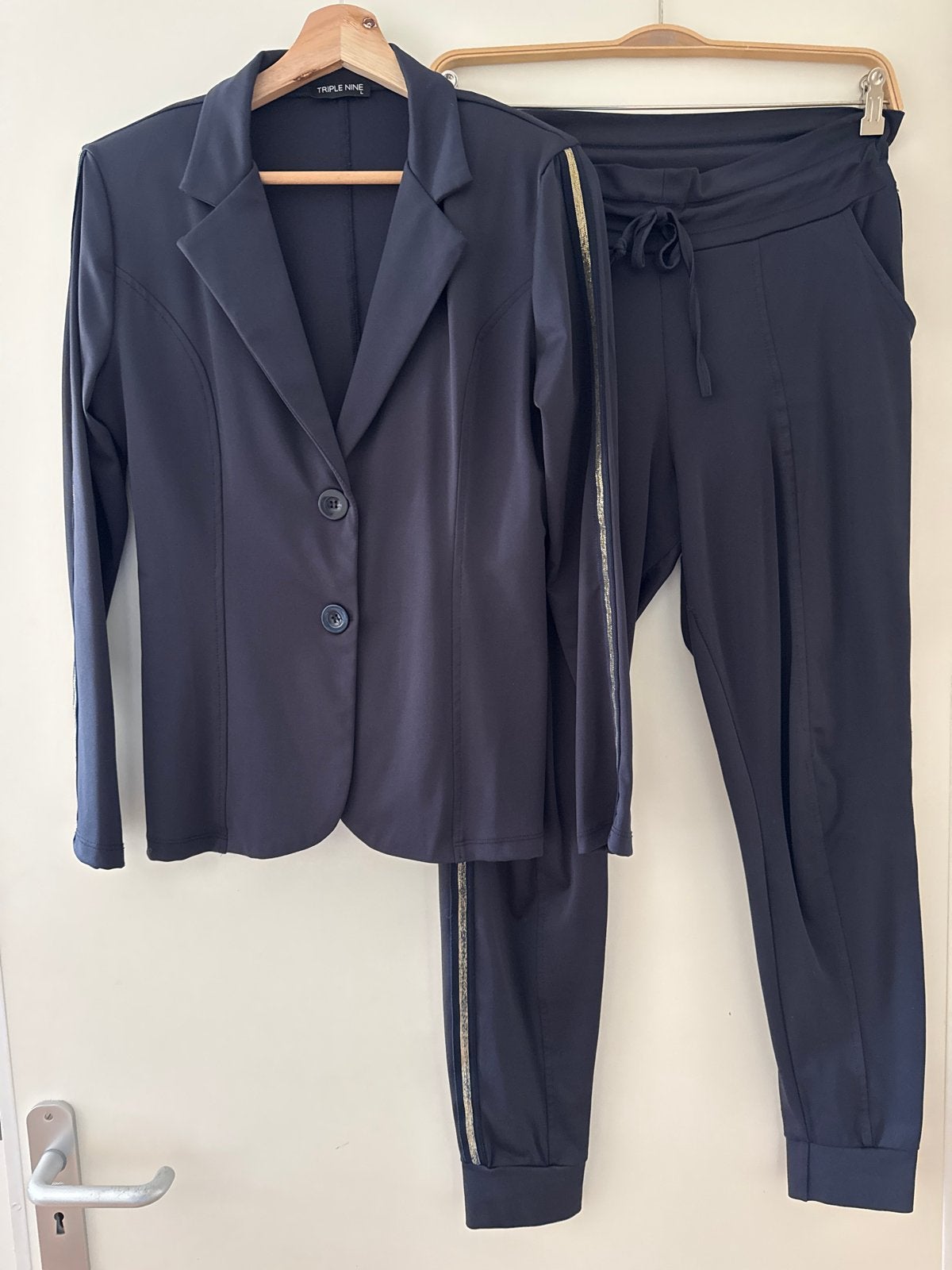 Donkerblauwe set/pak met gouden bies - Triple Nine, Kleding | Dames, Blauw, Maat 42/44 (L), Ophalen of Verzenden, Lang