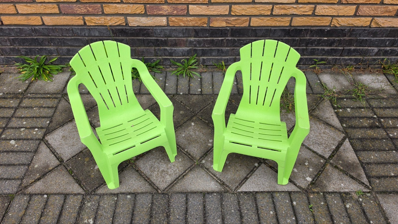 2 groene Progarden kinderstoeltjes van kunststof