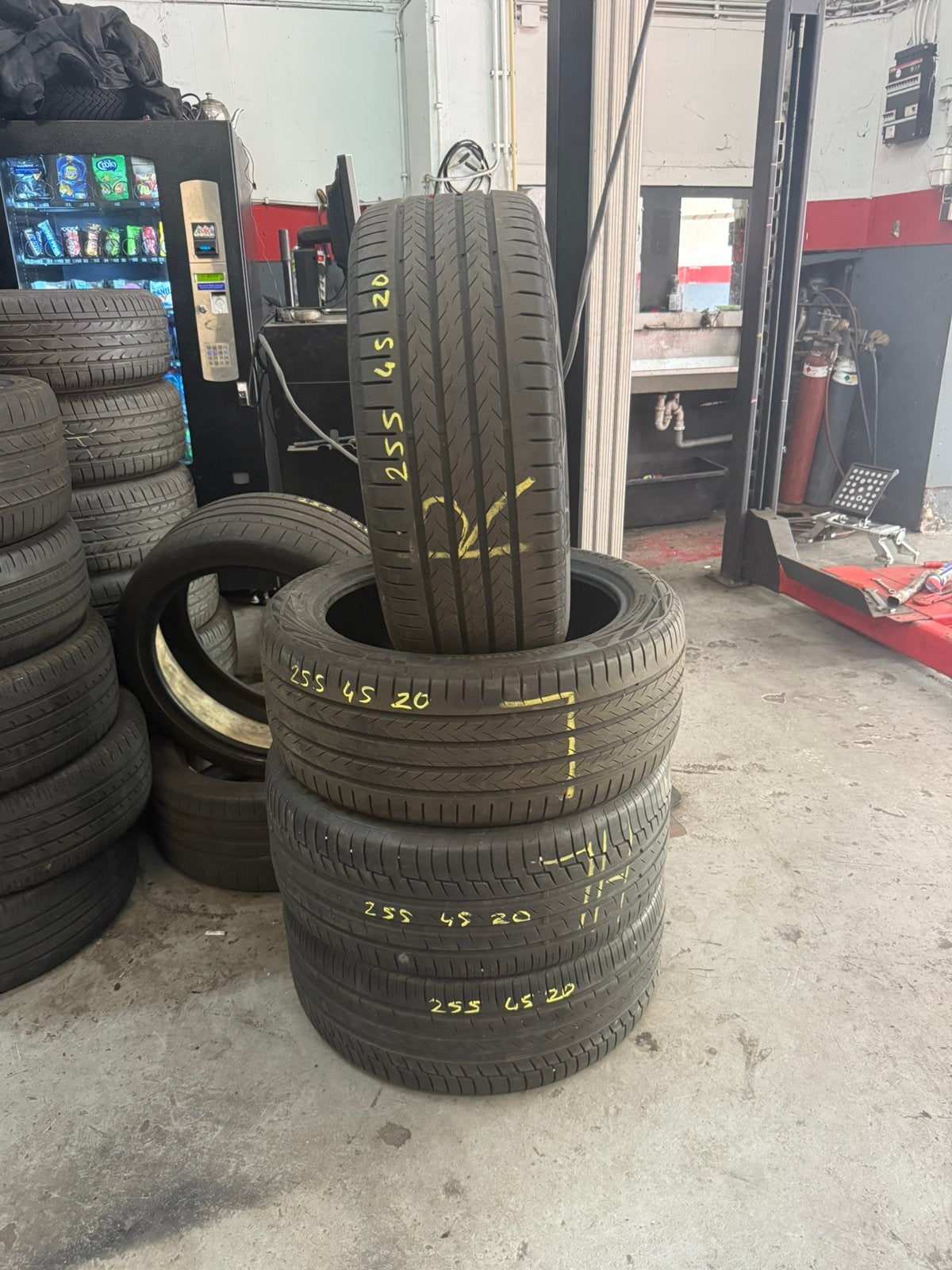 255/45R20 2554520 CONTİNENTAL 6mm (inclusief monteren), Ophalen, Gebruikt, 255 mm, Band(en)
