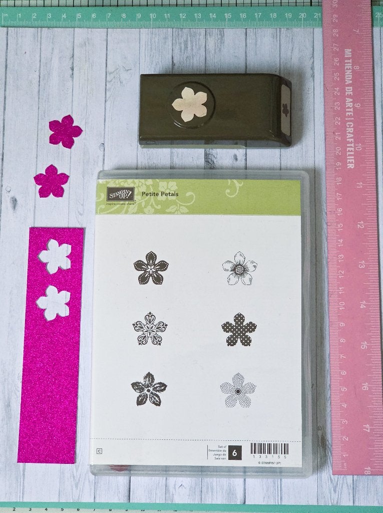 Stampin Up - Petite Petals rubber stamp + matching punch, Ophalen of Verzenden, Zo goed als nieuw, EZ-mounted stempel