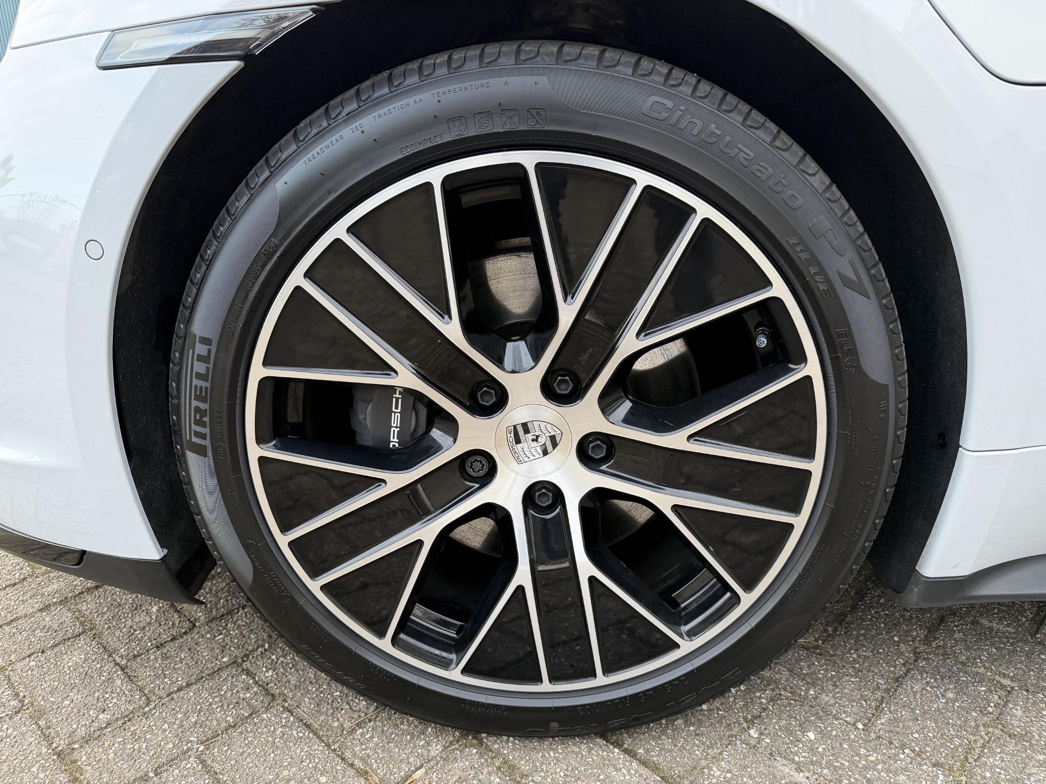 Foto 7 van Porsche Taycan Sport Turismo Black Edition 105 kWh luchtveri