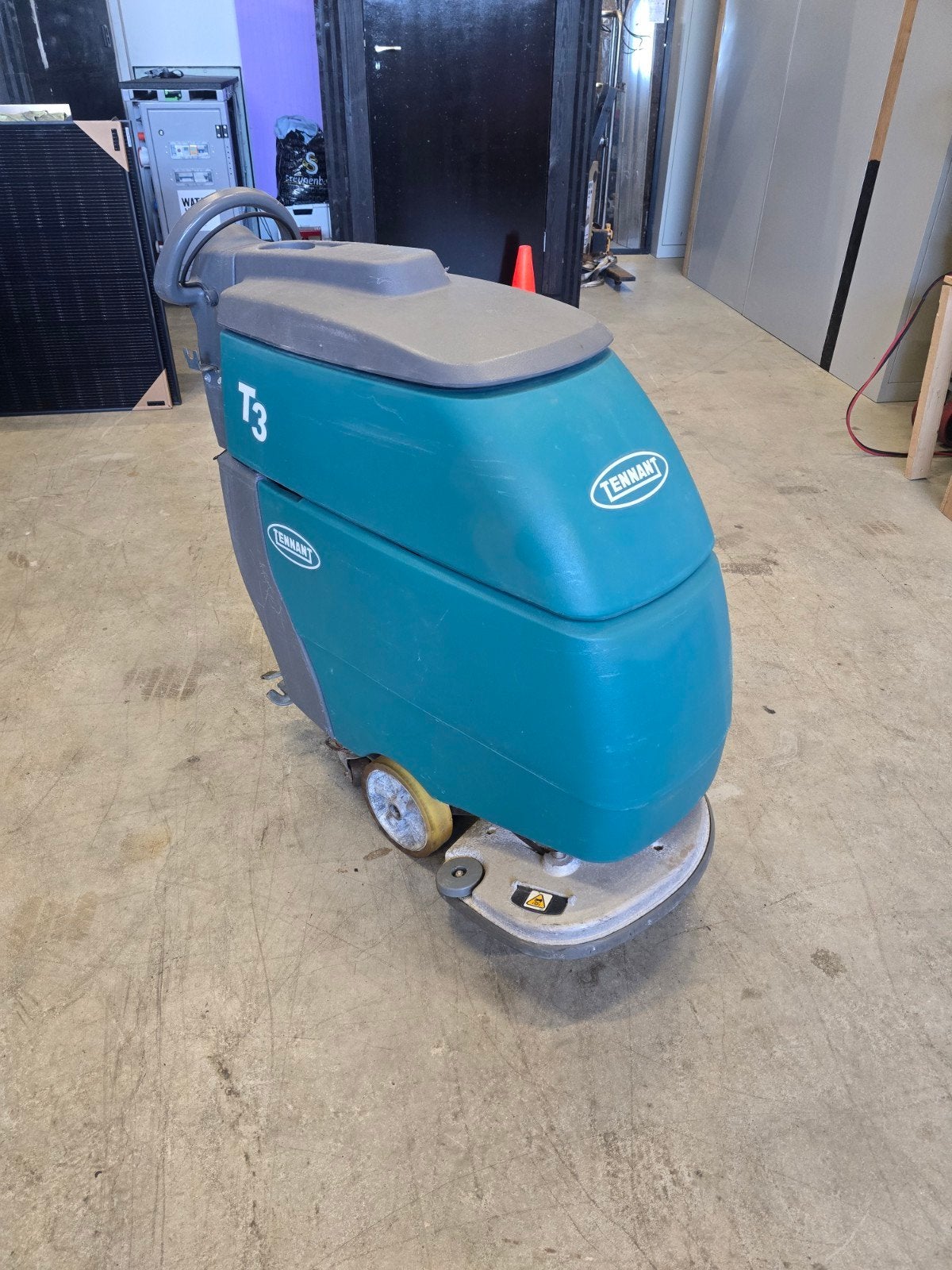 Partij 2x Tennant T3 schrobzuigmachine (2005 & 2011), Doe-het-zelf en Verbouw, Ophalen, Gebruikt, Schrobmachine